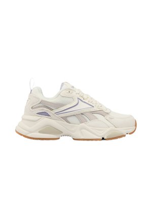 Baskets de sport blanches et beiges avec des accents violet clair, des panneaux en mesh, une semelle épaisse et rembourrée et une semelle extérieure en caoutchouc vues de côté.