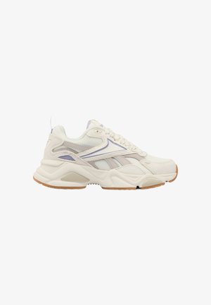 Witte en beige sportsneaker met lichtpaarse accenten, meshpanelen, dikke gevoerde zool en rubberen buitenzool, zijaanzicht.