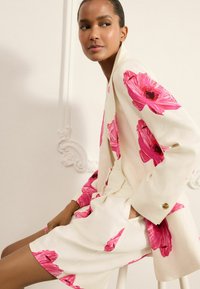 Next PETITE - FLORAL TAILORED  - Short - ecru pink