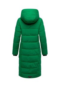 Abrigo acolchado largo y verde con capucha, que presenta un diseño acolchado, puños de manga elásticos y una etiqueta de marca en el dobladillo. Textura suave.