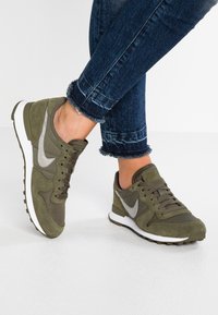 Nike Sportswear - INTERNATIONALIST - Sportbačiai - med olive/white Miniatiūros vaizdas 1