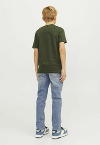 Jack & Jones Junior JJELOGO TEE O-NECK JNR - Apdrukāts T-krekls - kombu green