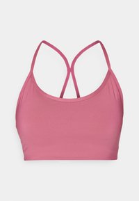 Soutien-gorge de sport rose avec des fines bretelles croisées, fabriqué en tissu doux et extensible. Texture lisse, design minimal, adapté aux vêtements de sport.
