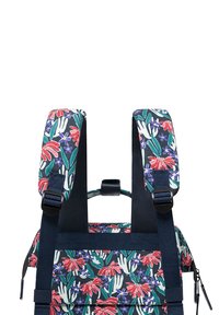 Blumenmuster-Rucksack mit marineblauen Trägern, der rote Blumen und grüne Blätter auf dunklem Hintergrund zeigt. Gepolsterte Schulterriemen und Tragegriff.