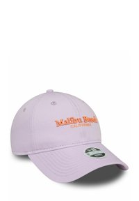 Gorra de béisbol de color púrpura claro, fabricada en tela, con "Malibu Beach" y "California" bordados en color naranja. Visera curva y correa ajustable.