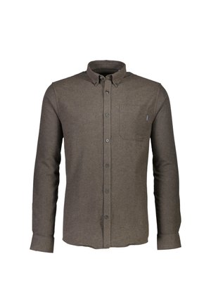 Chemise boutonnée marron en tissu texturé, avec un col, des manches longues et une poche poitrine avec un petit logo.