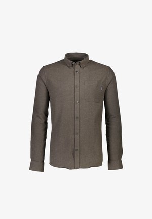 Ruskea napillinen paita, joka on valmistettu teksturoidusta kankaasta, jossa on kaulus, pitkät hihat ja rintatasku, jossa on pieni logo-tyyppinen yksityiskohta.