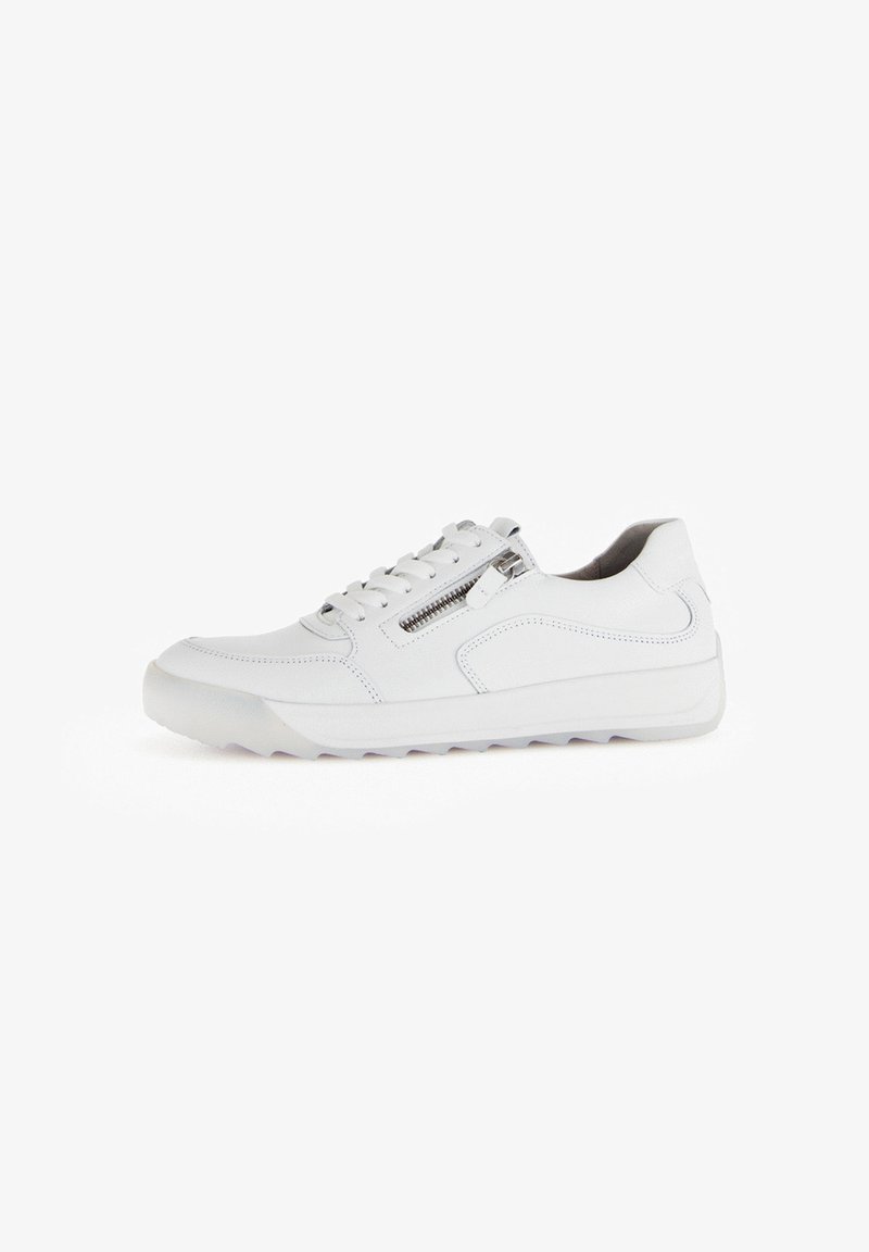 Weiße Sneakers mit einem Obermaterial aus glattem Leder, Schnürdesign, seitlichem Reißverschlussdetail und strukturiertem Gummisohle für Halt. Minimalistische Akzente inklusive.