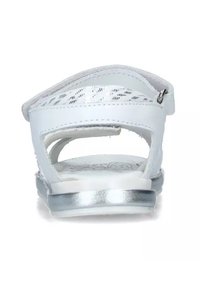 Sandalo bianco con cinturino posteriore, materiale sintetico, design forato e una decorazione argentata sulla suola; tacco aperto per una migliore traspirabilità.