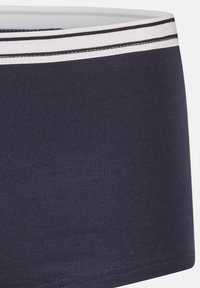 Boxer shorts in cotone blu navy con una morbida vita elastica a righe bianche e nere. Texture liscia, forma aderente.