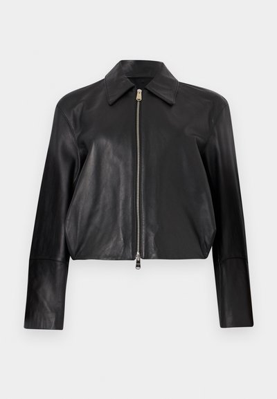 Μαύρο δερμάτινο μπουφάν με μακριά μανίκια, μυτερό γιακά και εμπρός κλείσιμο με ασημένιο φερμουάρ σε απλό λευκό φόντο.