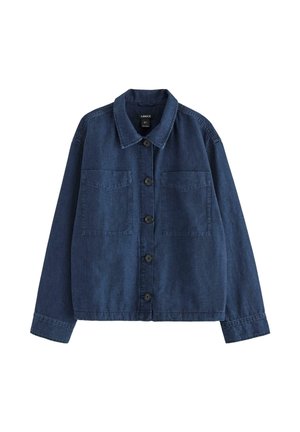Jeansjacka i mörkblått med krage, knappstängning, två bröstfickor och långa ärmar. Har en avslappnad passform och textil med struktur.