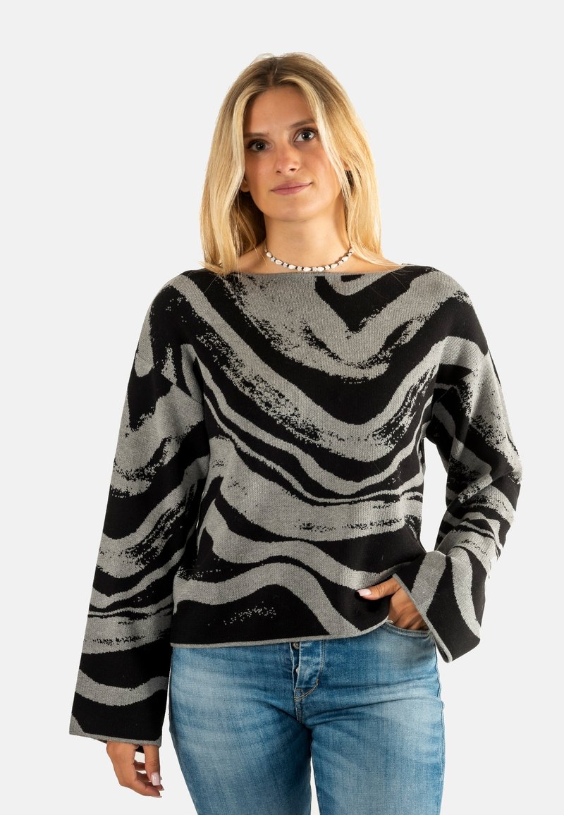 Zwart en grijs gebreid sweater met brede mouwen, met een golvend patroon. Het materiaal lijkt zacht, met een relaxte pasvorm en een bootnek.