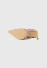 Høyhælte sko med spiss tå, metallisk stoffgradient fra rosa til gull, dekorert med små glitrende detaljer, lys beige såle.