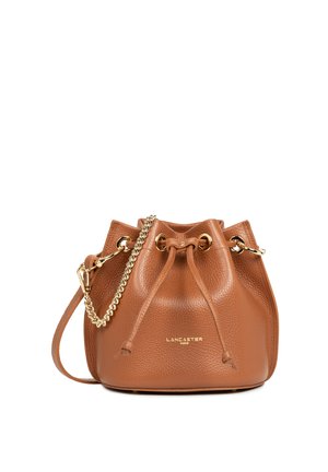 Sac seau en cuir marron avec une finition texturée, bandoulière en chaîne dorée et fermeture à cordon. Présente un marquage en relief à l'avant.