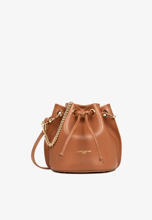 Braune Leder-Eimer-Tasche mit strukturiertem Finish, goldener Kettenriemen und Kordelzugverschluss. Mit geprägt eingeprägtem Logo auf der Vorderseite.