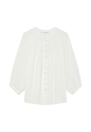 Blouse blanche à manches longues avec encolure ronde, empiècement froncé, fermeture à boutons sur le devant et manches légèrement bouffantes avec poignets.