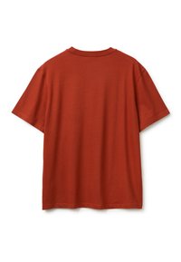 Camiseta de manga corta color óxido con cuello redondo, fabricada con un tejido suave. Presenta un diseño liso sin logotipos ni patrones visibles.