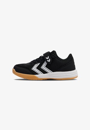 Schwarze Sportschuhe mit einem Obermaterial aus Mesh, weißen Chevron-Design, verstellbarem Riemen und einer Gummi-Sohle. Aerodynamische Form für Komfort.