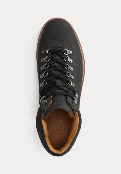 Zwarte hoge leren laars met metalen oogjes, dikke zwarte veters, bruine gestikte zool en een beige gevoerde kraag met het Polo Ralph Lauren-logo aan de binnenkant.