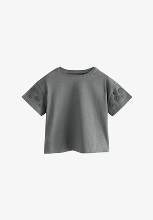 Szara bawełniana koszulka z krótkim rękawem, z haftem kwiatowym na rękawach. Okrągły dekolt i luźny krój, gładka tekstura.