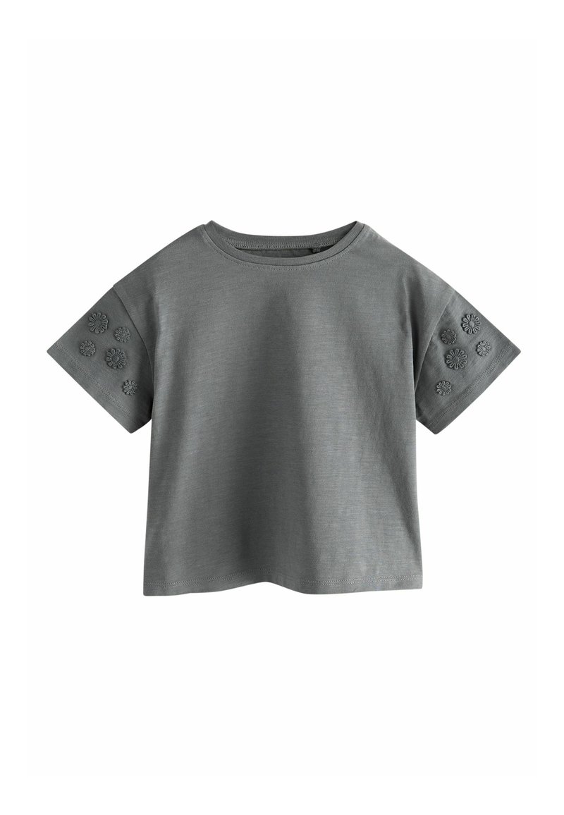 Graues Baumwoll-T-Shirt mit kurzen Ärmeln, mit floraler Stickerei an den Ärmeln. Rundhalsausschnitt und lockere Passform, glatte Textur.