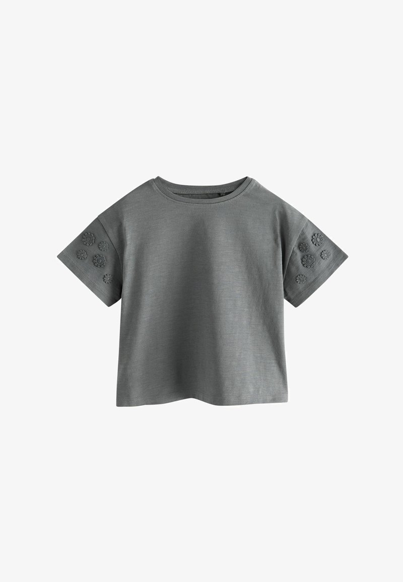 Grå bomulds T-shirt med korte ærmer, med blomsterbroderi på ærmerne. Rund halsudskæring og afslappet fit, glat tekstur.