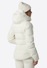 Puchowa biała zimowa kurtka z kapturem, z pikowanym wzorem, elastycznymi mankietami oraz dopasowanym krojem, widoczna z tyłu.