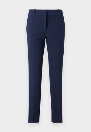 Námořnické kalhoty slim fit vyrobené z texturované tkaniny. Mají plochý přední díl, poutka na opasek a zipy na spodním lemu pro zvýraznění detailů.