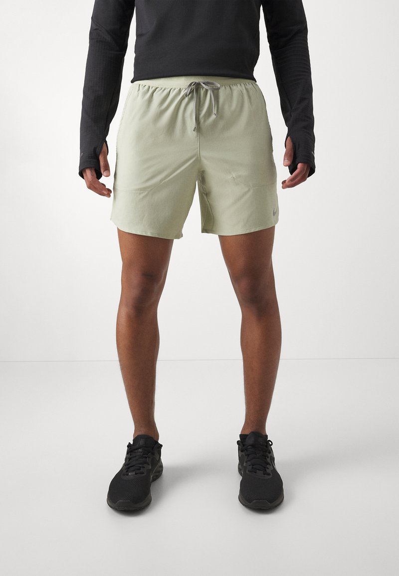 Nike Performance STRIDE - Kurze Sporthose - olive aura/dark stucco/silver