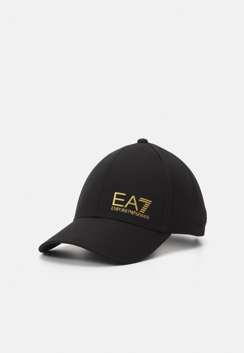Boné de basquete preto feito de um tecido flexível, com uma viseira curvada e o logótipo dourado EA7 Emporio Armani na parte da frente.