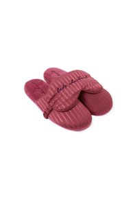 Aksamitne kapcie w głębokim burgundowym kolorze, z paskowanym wzorem na wkładce i zaokrąglonym noskiem. Na górnej części nadrukowano napis "Late Checkout".