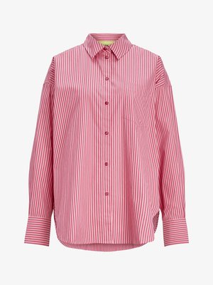 Ροζ πουκάμισο με μακριά μανίκια και κάθετες κόκκινες ρίγες, με κουμπιά μπροστά, μυτερό γιακά, τσέπη στο στήθος και φαρδιές μανσέτες.