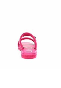 Sandali rosa con tomaia morbida, cinturini doppi e suola zigrinata. Presentano dettagli con logo e un bordo decorativo lungo la suola.
