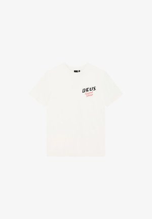 Weißes T-Shirt mit kurzen Ärmeln und Rundhalsausschnitt, mit „DEUS Speed Shop“ in Schwarz und Rot auf der oberen linken Brust bedruckt.