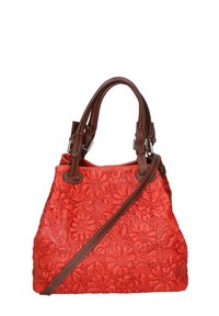 Sac à main rouge avec un motif floral en relief, doté de poignées et d'accents en cuir brun, présentant un extérieur texturé et une forme souple.