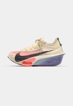 Sapatilha de corrida da Nike com um cabedal respirável em creme e rosa, swoosh preto, realces vibrantes em rosa e roxo, e uma silhueta elegante e aerodinâmica.