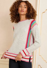 Maglione grigio realizzato in materiale morbido, con strisce verticali multicolori in rosa, rosso e verde, dotato di polsini a costine e spacchi laterali.