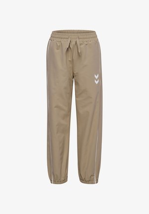 Beige Sporthose mit elastischem Bund und Bündchen, Seitenstreifen, Kordelzug und zwei kleinen weißen Chevron-Logos am linken Oberschenkel.