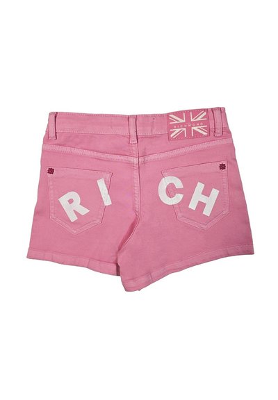Shorts in denim rosa con un design aderente, caratterizzati dalle lettere "RICH" in bianco sulle tasche posteriori e un'etichetta con la Union Jack sulla vita.
