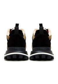 Paire de baskets noires et marron avec semelles épaisses à crampons et doublure intérieure duveteuse, vue de dos.