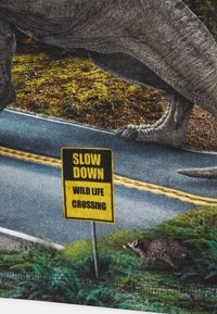 Značka se žlutým textem "SLOW DOWN WILD LIFE CROSSING" vedle silnice, zobrazující malé zvíře na trávě a dinosaury v pozadí.