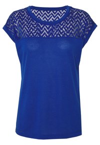 Camiseta azul de manga corta con un acabado de encaje texturizado y un patrón en zigzag en los hombros. Tejido suave, escote redondo.