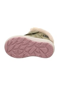 Zelená obuv s texturovaným svrškem, vyznačující se huňatým bílým lemem. Růžová podrážka má vzorovaný dezén pro lepší trakci. Vodotěsný štítek GORE-TEX.