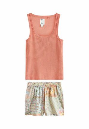 Ärmelloses, geripptes Tanktop in korallenrosa kombiniert mit Shorts mit elastischem Bund und einem pastellfarbenen Patchwork-Blumenmuster.