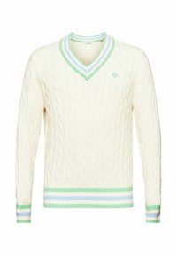 Pull crème en maille torsadée à col en V avec bordure rayée verte, bleue et blanche sur le col, les poignets et l'ourlet, arborant un petit logo sur la poitrine.