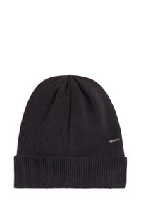 Beanie nero lavorato a maglia con orlo a coste e texture liscia, caratterizzato da un piccolo logo metallico sul lato.