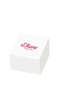 Weißer rechteckiger Kasten mit rotem "s.Oliver"-Logo und dem Slogan "FASHION FOR LIFE", der an der Oberseite zentriert ist.