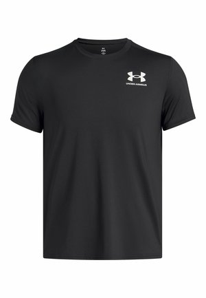 Musta Under Armour lyhythihainen urheilupaita, jossa on pyöreä pääntie ja valkoinen logo vasemmassa ylärinnassa valkoista taustaa vasten.