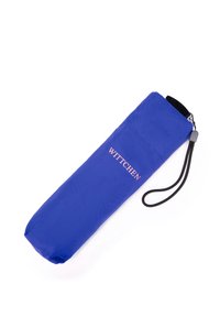 Morbido custodia per ombrello blu realizzata in nylon, con chiusura a zip, una comoda tracolla nera e il logo stampato "WITTCHEN" in rosa.